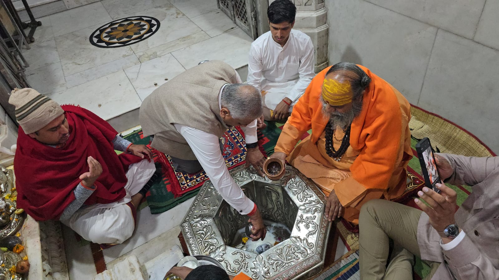 केंद्रीय मंत्री जनरल वी के सिंह ने दूधेश्वर नाथ मठ महादेव मंदिर में पुजा-अर्चना की